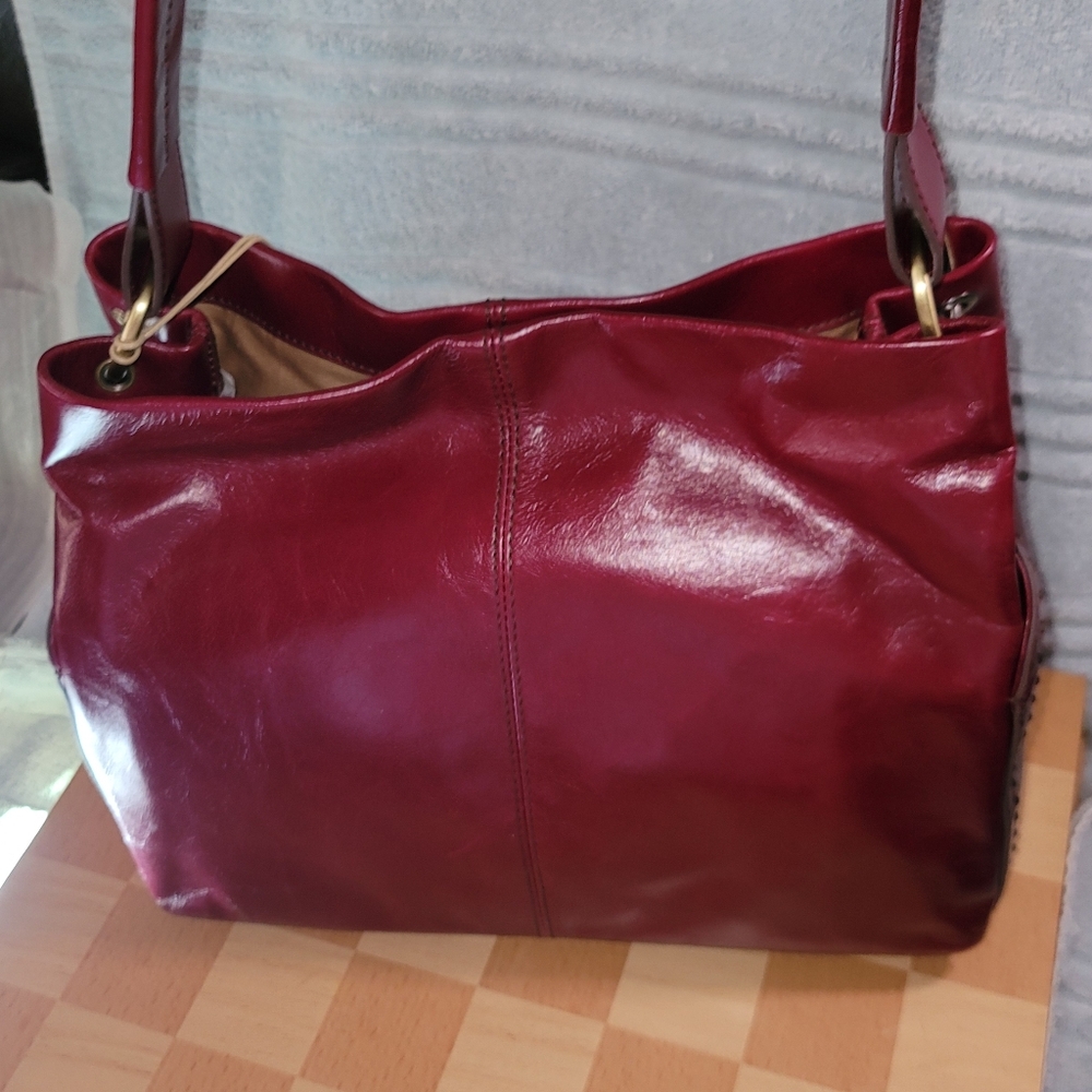 Leather Shoulder Tote Bag in Burgundy - Unbranded